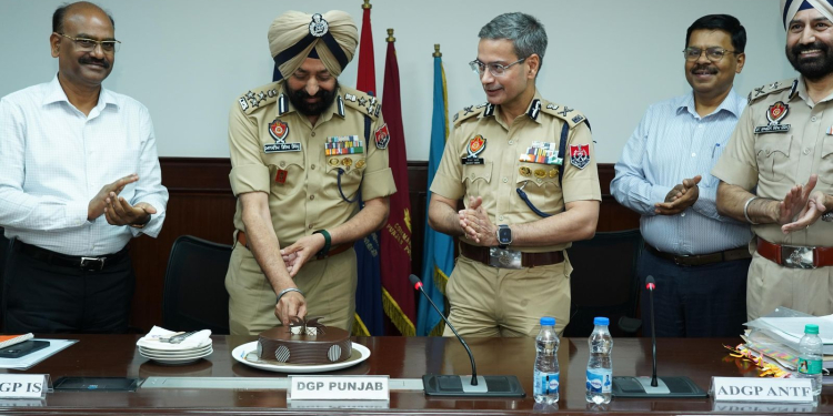 DIG ਮਨਦੀਪ ਸਿੰਘ ਸਿੱਧੂ ਦੀ 37 ਸਾਲਾਂ ਦੀ ਸ਼ਾਨਦਾਰ POLICE ਸੇਵਾ ਬਦਲੇ DGP ਗੌਰਵ ਯਾਦਵ ਨੇ ਰਾਜ ਪੱਧਰੀ ਮੀਟਿੰਗ ਵਿੱਚ ਕੇਕ ਕੱਟਕੇ ਕੀਤੀ ਸ਼ਲਾਘਾ DIG ਮਨਦੀਪ ਸਿੰਘ ਸਿੱਧੂ ਦੀ 37 ਸਾਲਾਂ ਦੀ ਸ਼ਾਨਦਾਰ POLICE ਸੇਵਾ ਬਦਲੇ DGP ਗੌਰਵ ਯਾਦਵ ਨੇ ਰਾਜ ਪੱਧਰੀ ਮੀਟਿੰਗ ਵਿੱਚ ਕੇਕ ਕੱਟਕੇ ਕੀਤੀ ਸ਼ਲਾਘਾ