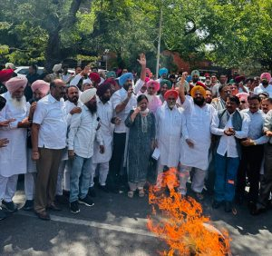 Pahalgam Terror Attack : ਪੰਜਾਬ ਕਾਂਗਰਸ ਦੇ ਵਰਕਰਾਂ ਨੇ ਪਹਿਲਗਾਮ ਅੱਤਵਾਦੀ ਹਮਲੇ ਦੇ ਵਿਰੋਧ ‘ਚ ਕੀਤਾ ਰੋਸ ਪ੍ਰਦਰਸ਼ਨ 