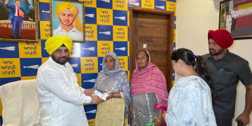 AMRITSAR NEWS -ਕੈਬਨਿਟ ਮੰਤਰੀ ਈ.ਟੀ.ਓ ਨੇ ਸੜਕੀ ਹਾਦਸੇ ਵਿੱਚ ਮਾਰੇ ਗਏ ਨੌਜਵਾਨਾਂ ਦੇ ਪਰਿਵਾਰਾਂ  ਦੀ ਕੀਤੀ ਮਾਲੀ ਸਹਾਇਤਾ