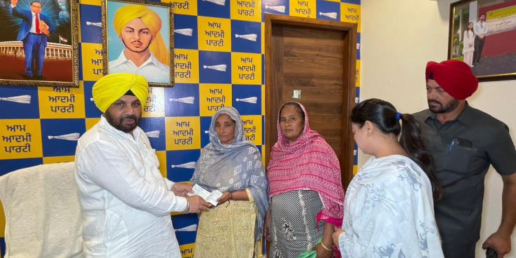 AMRITSAR NEWS -ਕੈਬਨਿਟ ਮੰਤਰੀ ਈ.ਟੀ.ਓ ਨੇ ਸੜਕੀ ਹਾਦਸੇ ਵਿੱਚ ਮਾਰੇ ਗਏ ਨੌਜਵਾਨਾਂ ਦੇ ਪਰਿਵਾਰਾਂ  ਦੀ ਕੀਤੀ ਮਾਲੀ ਸਹਾਇਤਾ