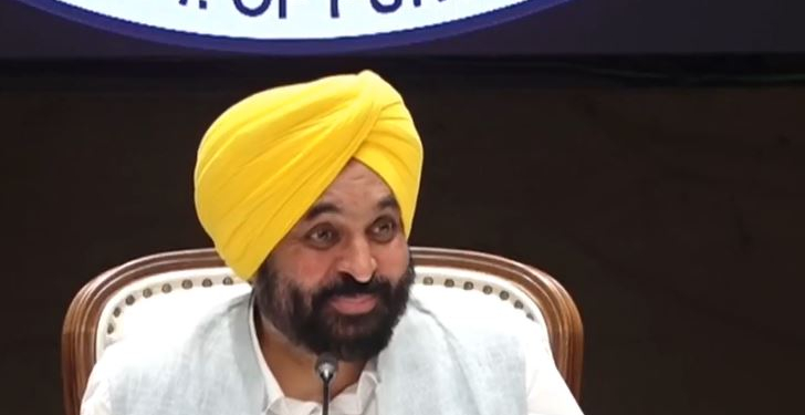 CM Bhagwant Singh Mann ਨੇ ਕੇਂਦਰੀ ਸ਼ਹਿਰੀ ਹਵਾਬਾਜ਼ੀ ਮੰਤਰੀ ਨਾਲ ਕੀਤੀ ਗੱਲ, ਜੰਗ ਪ੍ਰਭਾਵਿਤ ਅਰਬ ਦੇਸ਼ਾਂ ਵਿੱਚ ਫਸੇ ਪੰਜਾਬੀਆਂ ਨੂੰ ਤੁਰੰਤ ਕੱਢਣ ਦੀ ਮੰਗ ਕੀਤੀ CM Bhagwant Singh Mann ਨੇ ਕੇਂਦਰੀ ਸ਼ਹਿਰੀ ਹਵਾਬਾਜ਼ੀ ਮੰਤਰੀ ਨਾਲ ਕੀਤੀ ਗੱਲ, ਜੰਗ ਪ੍ਰਭਾਵਿਤ ਅਰਬ ਦੇਸ਼ਾਂ ਵਿੱਚ ਫਸੇ ਪੰਜਾਬੀਆਂ ਨੂੰ ਤੁਰੰਤ ਕੱਢਣ ਦੀ ਮੰਗ ਕੀਤੀ