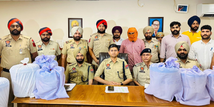 2025 ਦੀ ਨਸ਼ਿਆਂ ਦੀ ਸਭ ਤੋਂ ਵੱਡੀ ਬਰਾਮਦਗੀ: Pakistan-ISI ਵੱਲੋਂ ਸਮਰਥਿਤ ਨਾਰਕੋ ਤਸਕਰੀ ਮਾਡਿਊਲ ਦਾ ਪਰਦਾਫਾਸ਼; 85 ਕਿੱਲੋ ਹੈਰੋਇਨ ਸਮੇਤ ਇੱਕ ਵਿਅਕਤੀ ਕਾਬੂ 2025 ਦੀ ਨਸ਼ਿਆਂ ਦੀ ਸਭ ਤੋਂ ਵੱਡੀ ਬਰਾਮਦਗੀ: Pakistan-ISI ਵੱਲੋਂ ਸਮਰਥਿਤ ਨਾਰਕੋ ਤਸਕਰੀ ਮਾਡਿਊਲ ਦਾ ਪਰਦਾਫਾਸ਼; 85 ਕਿੱਲੋ ਹੈਰੋਇਨ ਸਮੇਤ ਇੱਕ ਵਿਅਕਤੀ ਕਾਬੂ