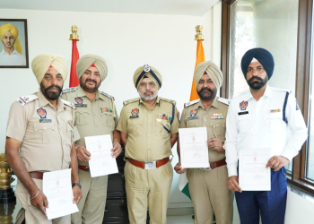 Traffic rules ਦੀ ਉਲੰਘਣਾ ਕਰਨ ਵਾਲਿਆਂ ਨਾਲ ਨਿਮਰਤਾ ਨਾਲ ਪੇਸ਼ ਆਉਣ ਲਈ Punjab Police ਦੇ Traffic Police ਮੁਲਾਜ਼ਮਾਂ ਦਾ ਸਨਮਾਨ Traffic rules ਦੀ ਉਲੰਘਣਾ ਕਰਨ ਵਾਲਿਆਂ ਨਾਲ ਨਿਮਰਤਾ ਨਾਲ ਪੇਸ਼ ਆਉਣ ਲਈ Punjab Police ਦੇ Traffic Police ਮੁਲਾਜ਼ਮਾਂ ਦਾ ਸਨਮਾਨ
