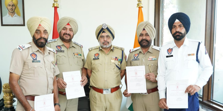 Traffic rules ਦੀ ਉਲੰਘਣਾ ਕਰਨ ਵਾਲਿਆਂ ਨਾਲ ਨਿਮਰਤਾ ਨਾਲ ਪੇਸ਼ ਆਉਣ ਲਈ Punjab Police ਦੇ Traffic Police ਮੁਲਾਜ਼ਮਾਂ ਦਾ ਸਨਮਾਨ Traffic rules ਦੀ ਉਲੰਘਣਾ ਕਰਨ ਵਾਲਿਆਂ ਨਾਲ ਨਿਮਰਤਾ ਨਾਲ ਪੇਸ਼ ਆਉਣ ਲਈ Punjab Police ਦੇ Traffic Police ਮੁਲਾਜ਼ਮਾਂ ਦਾ ਸਨਮਾਨ