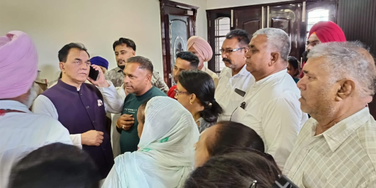 HOSHIARPUR ਜ਼ਿਲ੍ਹੇ ਵਿੱਚ ਹਨੇਰੀ -ਤੂਫ਼ਾਨ ਨਾਲ ਖ਼ਰਾਬ ਹੋਈ ਬਿਜਲੀ ਸਪਲਾਈ ਜਲਦ ਹੋਵੇਗੀ ਬਹਾਲ – ਸੰਸਦ ਮੈਂਬਰ ਡਾ. ਰਾਜਕੁਮਾਰ ਚੱਬੇਵਾਲ HOSHIARPUR ਜ਼ਿਲ੍ਹੇ ਵਿੱਚ ਹਨੇਰੀ -ਤੂਫ਼ਾਨ ਨਾਲ ਖ਼ਰਾਬ ਹੋਈ ਬਿਜਲੀ ਸਪਲਾਈ ਜਲਦ ਹੋਵੇਗੀ ਬਹਾਲ – ਸੰਸਦ ਮੈਂਬਰ ਡਾ. ਰਾਜਕੁਮਾਰ ਚੱਬੇਵਾਲ
