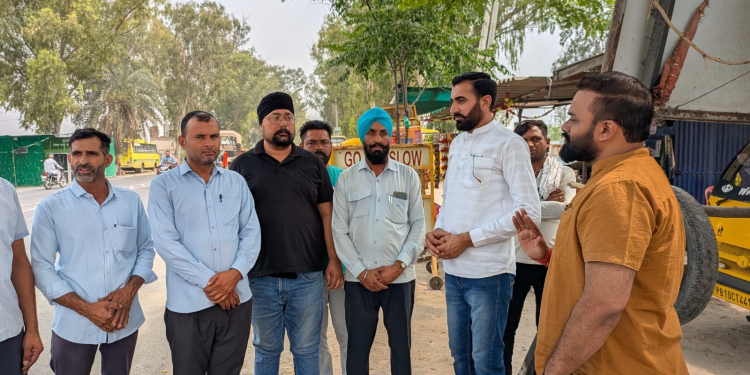 FAZILIKA NEWS :ਜ਼ਿਲ੍ਹਾ  ਪੱਧਰੀ ਸੇਫ ਸਕੂਲ ਵਾਹਨ ਟੀਮ ਵੱਲੋ ਜਲਾਲਾਬਾਦ ਵਿਖੇ ਸਕੂਲੀ ਵੈਨਾਂ ਦੀ ਚੈਕਿੰਗ ਕੀਤੀ, ਚੈਕਿੰਗ ਦੌਰਾਨ ਜਲਾਲਾਬਾਦ 10  ਚਲਾਨ ਕੀਤੇ