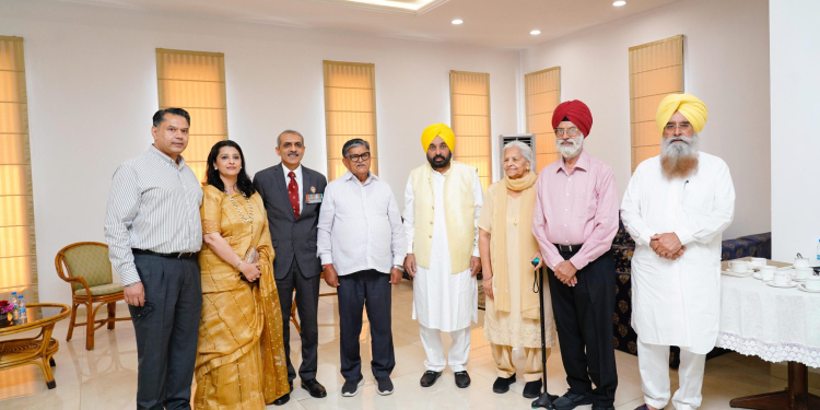 PUNJAB ਦੇ ਰਾਜਪਾਲ ਨੇ ਮੁੱਖ ਮੰਤਰੀ ਭਗਵੰਤ ਸਿੰਘ ਮਾਨ ਦੀ ਮੌਜੂਦਗੀ ਵਿੱਚ ਪੀ.ਪੀ.ਐਸ.ਸੀ. ਚੇਅਰਮੈਨ ਨੂੰ ਸਹੁੰ ਚੁਕਾਈ