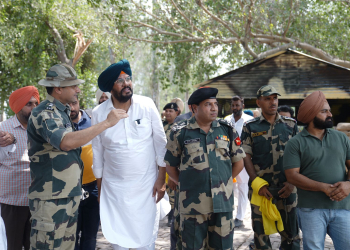 Ajnala : ਸਰਹੱਦ ਤੇ ਕੰਡਿਆਲੀ ਤਾਰ ਤੋਂ ਪਾਰ ਖੇਤੀ ਕਰਨ ਲਈ ਅੱਜ ਤੋਂ ਖੁੱਲ੍ਹਣਗੇ ਗੇਟ – ਕੁਲਦੀਪ ਸਿੰਘ ਧਾਲੀਵਾਲ Ajnala : ਸਰਹੱਦ ਤੇ ਕੰਡਿਆਲੀ ਤਾਰ ਤੋਂ ਪਾਰ ਖੇਤੀ ਕਰਨ ਲਈ ਅੱਜ ਤੋਂ ਖੁੱਲ੍ਹਣਗੇ ਗੇਟ – ਕੁਲਦੀਪ ਸਿੰਘ ਧਾਲੀਵਾਲ
