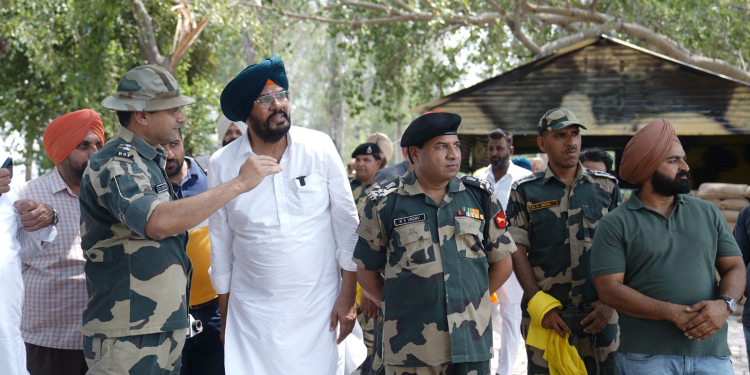 Ajnala : ਸਰਹੱਦ ਤੇ ਕੰਡਿਆਲੀ ਤਾਰ ਤੋਂ ਪਾਰ ਖੇਤੀ ਕਰਨ ਲਈ ਅੱਜ ਤੋਂ ਖੁੱਲ੍ਹਣਗੇ ਗੇਟ – ਕੁਲਦੀਪ ਸਿੰਘ ਧਾਲੀਵਾਲ Ajnala : ਸਰਹੱਦ ਤੇ ਕੰਡਿਆਲੀ ਤਾਰ ਤੋਂ ਪਾਰ ਖੇਤੀ ਕਰਨ ਲਈ ਅੱਜ ਤੋਂ ਖੁੱਲ੍ਹਣਗੇ ਗੇਟ – ਕੁਲਦੀਪ ਸਿੰਘ ਧਾਲੀਵਾਲ