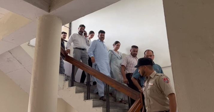 Punjab: ਰਮਨ ਅਰੋੜਾ ਨੂੰ ਅਦਾਲਤ ‘ਚ ਕੀਤਾ ਗਿਆ ਪੇਸ਼ Punjab: ਰਮਨ ਅਰੋੜਾ ਨੂੰ ਅਦਾਲਤ ‘ਚ ਕੀਤਾ ਗਿਆ ਪੇਸ਼