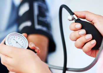 Health Tips: ਹਾਈ ਬਲੱਡ ਪ੍ਰੈਸ਼ਰ ਨੂੰ ਕਿਵੇਂ ਕਰੀਏ ਘੱਟ? ਅਜ਼ਮਾਓ ਇਹ ਅਸਰਦਾਰ Tips