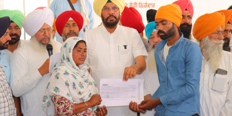 Amritsar : ਮਜੀਠਾ ਵਿਖੇ ਸ਼ਰਾਬ ਹਾਦਸੇ ਦੇ ਪੀੜਿਤ ਪਰਿਵਾਰਾਂ ਨੂੰ 48 ਘੰਟਿਆਂ ‘ਚ ਮਾਨ ਸਰਕਾਰ ਨੇ ਦਿੱਤੀ ਮੁਆਵਜ਼ਾ ਰਾਸ਼ੀ Amritsar : ਮਜੀਠਾ ਵਿਖੇ ਸ਼ਰਾਬ ਹਾਦਸੇ ਦੇ ਪੀੜਿਤ ਪਰਿਵਾਰਾਂ ਨੂੰ 48 ਘੰਟਿਆਂ ‘ਚ ਮਾਨ ਸਰਕਾਰ ਨੇ ਦਿੱਤੀ ਮੁਆਵਜ਼ਾ ਰਾਸ਼ੀ