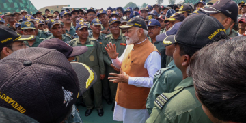 PM ਮੋਦੀ ਪਹੁੰਚੇ ਆਦਮਪੁਰ ਏਅਰਬੇਸ,  ਹਵਾਈ ਸੈਨਾ ਦੇ ਜਵਾਨਾਂ ਨਾਲ ਕੀਤੀ ਮੁਲਾਕਾਤ