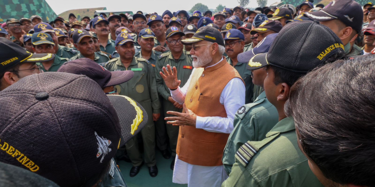 PM ਮੋਦੀ ਪਹੁੰਚੇ ਆਦਮਪੁਰ ਏਅਰਬੇਸ, ਹਵਾਈ ਸੈਨਾ ਦੇ ਜਵਾਨਾਂ ਨਾਲ ਕੀਤੀ ਮੁਲਾਕਾਤ PM ਮੋਦੀ ਪਹੁੰਚੇ ਆਦਮਪੁਰ ਏਅਰਬੇਸ, ਹਵਾਈ ਸੈਨਾ ਦੇ ਜਵਾਨਾਂ ਨਾਲ ਕੀਤੀ ਮੁਲਾਕਾਤ