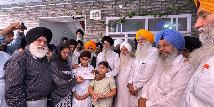 SGPC ਪ੍ਰਧਾਨ ਨੇ ਪੁੰਛ ਹਮਲੇ ‘ਚ ਮਾਰੇ ਗਏ ਚਾਰ ਸਿੱਖਾਂ ਦੇ ਪਰਿਵਾਰਾਂ ਨੂੰ ਸੌਂਪੇ 5-5 ਲੱਖ ਦੇ ਚੈੱਕ SGPC ਪ੍ਰਧਾਨ ਨੇ ਪੁੰਛ ਹਮਲੇ ‘ਚ ਮਾਰੇ ਗਏ ਚਾਰ ਸਿੱਖਾਂ ਦੇ ਪਰਿਵਾਰਾਂ ਨੂੰ ਸੌਂਪੇ 5-5 ਲੱਖ ਦੇ ਚੈੱਕ