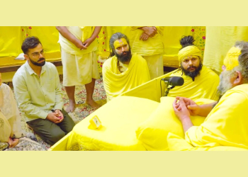 Cricketer ਵਿਰਾਟ ਕੋਹਲੀ ਪਤਨੀ ਅਨੁਸ਼ਕਾ ਸ਼ਰਮਾ ਨਾਲ ਪਹੁੰਚੇ ਵ੍ਰਿੰਦਾਵਨ