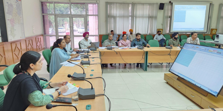 Latest News: ਮਾਲ ਅਧਿਕਾਰੀਆਂ ਨੂੰ ਬਕਾਇਆ ਮਾਮਲਿਆਂ ਦੇ ਤੁਰੰਤ ਨਿਪਟਾਰੇ ਦੀ ਹਦਾਇਤ