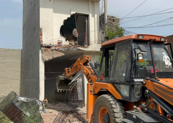 Punjab: ਮਾਨ ਸਰਕਾਰ ਵੱਲੋਂ ਨਸ਼ਾ ਵਿਰੋਧੀ ਜੰਗ ਦੌਰਾਨ ਸਖ਼ਤ ਕਾਰਵਾਈ; ਨਸ਼ਾ ਤਸਕਰਾਂ ਦੀਆਂ ਗੈਰ-ਕਾਨੂੰਨੀ ਜਾਇਦਾਦਾਂ ‘ਤੇ ਇਕ-ਇਕ ਕਰਕੇ ਚਲਾਇਆ ਬੁਲਡੋਜ਼ਰ