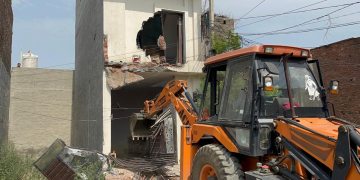 Punjab: ਮਾਨ ਸਰਕਾਰ ਵੱਲੋਂ ਨਸ਼ਾ ਵਿਰੋਧੀ ਜੰਗ ਦੌਰਾਨ ਸਖ਼ਤ ਕਾਰਵਾਈ; ਨਸ਼ਾ ਤਸਕਰਾਂ ਦੀਆਂ ਗੈਰ-ਕਾਨੂੰਨੀ ਜਾਇਦਾਦਾਂ ‘ਤੇ ਇਕ-ਇਕ ਕਰਕੇ ਚਲਾਇਆ ਬੁਲਡੋਜ਼ਰ