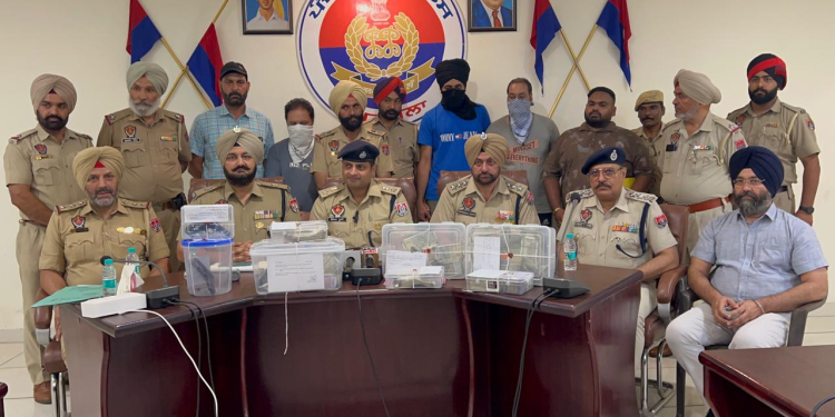 ਬੈਂਕ ਡਕੈਤੀ ਦਾ ਮਾਮਲਾ: Kapurthala Police ਵੱਲੋਂ ਲੋੜੀਂਦੇ 3 ਦੋਸ਼ੀ ਲੁੱਟ ਖੋਹ ਕੀਤੀ ਭਾਰਤੀ ਕਰੰਸੀ ਅਤੇ ਹਥਿਆਰਾਂ ਸਮੇਤ ਗ੍ਰਿਫਤਾਰ ਬੈਂਕ ਡਕੈਤੀ ਦਾ ਮਾਮਲਾ: Kapurthala Police ਵੱਲੋਂ ਲੋੜੀਂਦੇ 3 ਦੋਸ਼ੀ ਲੁੱਟ ਖੋਹ ਕੀਤੀ ਭਾਰਤੀ ਕਰੰਸੀ ਅਤੇ ਹਥਿਆਰਾਂ ਸਮੇਤ ਗ੍ਰਿਫਤਾਰ