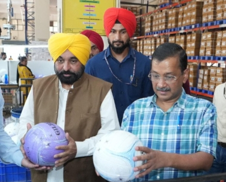 Punjab ਵਿੱਚ ਖੇਡ ਸੱਭਿਆਚਾਰ ਸੁਰਜੀਤ ਕਰਨ ਦੀ ਸ਼ੁਰੂਆਤ: ਕੇਜਰੀਵਾਲ ਅਤੇ ਮੁੱਖ ਮੰਤਰੀ ਮਾਨ ਨੇ Jalandhar ਵਿੱਚ 78 ਕਰੋੜ ਰੁਪਏ ਦੀ ਲਾਗਤ ਨਾਲ ਭਾਰਤ ਦੇ ਪਹਿਲੇ ਬਹੁ-ਮੰਤਵੀ ਖੇਡ ਕੰਪਲੈਕਸ ਦੀ ਨੀਂਹ ਰੱਖੀ Punjab ਵਿੱਚ ਖੇਡ ਸੱਭਿਆਚਾਰ ਸੁਰਜੀਤ ਕਰਨ ਦੀ ਸ਼ੁਰੂਆਤ: ਕੇਜਰੀਵਾਲ ਅਤੇ ਮੁੱਖ ਮੰਤਰੀ ਮਾਨ ਨੇ Jalandhar ਵਿੱਚ 78 ਕਰੋੜ ਰੁਪਏ ਦੀ ਲਾਗਤ ਨਾਲ ਭਾਰਤ ਦੇ ਪਹਿਲੇ ਬਹੁ-ਮੰਤਵੀ ਖੇਡ ਕੰਪਲੈਕਸ ਦੀ ਨੀਂਹ ਰੱਖੀ
