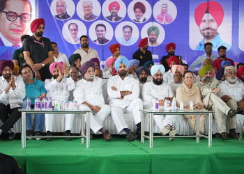 Gurdaspur : ਕਾਂਗਰਸੀ ਲੀਡਰਾਂ ਅਤੇ ਵਰਕਰਾਂ ਨੇ ਸੰਵਿਧਾਨ ਬਚਾਓ ਰੈਲੀ ਵਿੱਚ ਲਿਆ ਹਿੱਸਾ ; ਸੰਵਿਧਾਨ ਵਿਰੋਧੀਆਂ ਉੱਤੇ ਸਾਧੇ ਨਿਸ਼ਾਨੇ Gurdaspur : ਕਾਂਗਰਸੀ ਲੀਡਰਾਂ ਅਤੇ ਵਰਕਰਾਂ ਨੇ ਸੰਵਿਧਾਨ ਬਚਾਓ ਰੈਲੀ ਵਿੱਚ ਲਿਆ ਹਿੱਸਾ ; ਸੰਵਿਧਾਨ ਵਿਰੋਧੀਆਂ ਉੱਤੇ ਸਾਧੇ ਨਿਸ਼ਾਨੇ