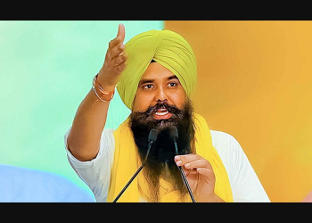 ਮਲਵਿੰਦਰ ਕੰਗ ਦਾ ਬਿੱਟੂ ਨੂੰ ਸਵਾਲ: Punjab BJP ਨੂੰ ਕੌਣ ਚਲਾਉਂਦੀ ਹੈ, ਕੀ ਉਹ Delhi ਦੀ ਕੇਂਦਰੀ ਲੀਡਰਸ਼ਿਪ ਤੋਂ ਨਿਰਦੇਸ਼ ਨਹੀਂ ਲੈਂਦੀ?