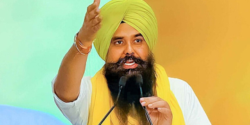ਮਲਵਿੰਦਰ ਕੰਗ ਦਾ ਬਿੱਟੂ ਨੂੰ ਸਵਾਲ: Punjab BJP ਨੂੰ ਕੌਣ ਚਲਾਉਂਦੀ ਹੈ, ਕੀ ਉਹ Delhi ਦੀ ਕੇਂਦਰੀ ਲੀਡਰਸ਼ਿਪ ਤੋਂ ਨਿਰਦੇਸ਼ ਨਹੀਂ ਲੈਂਦੀ?