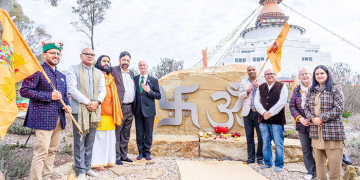 Australia: ਸ਼੍ਰੀ ਦੁਰਗਾ ਮੰਦਿਰ ਨੇ ‘ਦ ਗ੍ਰੇਟ ਸਟੂਪਾ’ ਵਿਖੇ ਪਵਿੱਤਰ ਓਮ ਅਤੇ ਸਵਾਸਤਿਕ ਪ੍ਰਤੀਕਾਂ ਦਾ ਕੀਤਾ ਉਦਘਾਟਨ