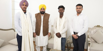 Punjab: 11 ਜਾਨਾਂ ਬਚਾਉਣ ਵਾਲੀ ਪੁਲਿਸ ਟੀਮ ਦੀ ਮਦਦ ਕਰਨ ਵਾਲੇ ਨੌਜਵਾਨਾਂ ਨਾਲ CM ਮਾਨ ਵੱਲੋਂ ਮੁਲਾਕਾਤ