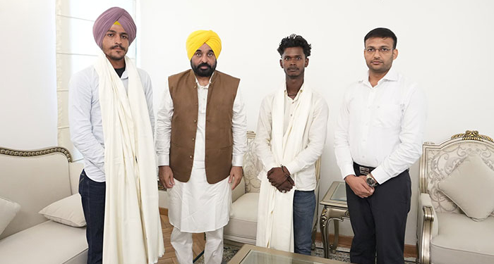 Punjab: 11 ਜਾਨਾਂ ਬਚਾਉਣ ਵਾਲੀ ਪੁਲਿਸ ਟੀਮ ਦੀ ਮਦਦ ਕਰਨ ਵਾਲੇ ਨੌਜਵਾਨਾਂ ਨਾਲ CM ਮਾਨ ਵੱਲੋਂ ਮੁਲਾਕਾਤ