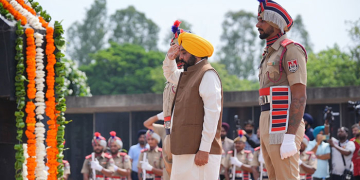Kargil Vijay Diwas: ਭਗਵੰਤ ਮਾਨ ਨੇ ਚੰਡੀਗੜ੍ਹ ਦੇ ਵਾਰ ਮੈਮੋਰੀਅਲ ਵਿਖੇ ਸ਼ਹੀਦਾਂ ਨੂੰ ਦਿੱਤੀ ਸ਼ਰਧਾਂਜਲੀ