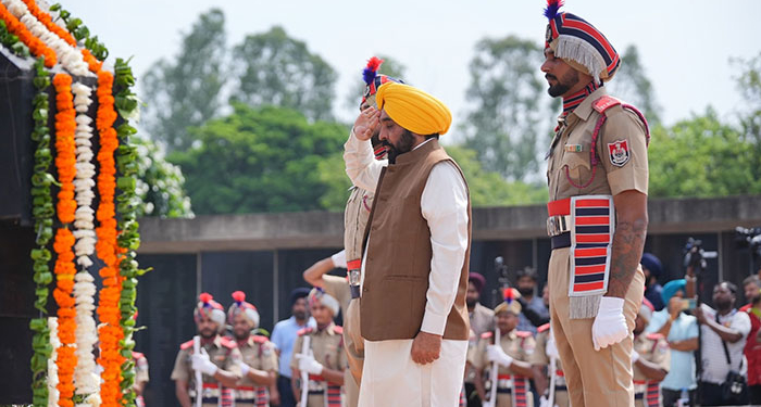 Kargil Vijay Diwas: ਭਗਵੰਤ ਮਾਨ ਨੇ ਚੰਡੀਗੜ੍ਹ ਦੇ ਵਾਰ ਮੈਮੋਰੀਅਲ ਵਿਖੇ ਸ਼ਹੀਦਾਂ ਨੂੰ ਦਿੱਤੀ ਸ਼ਰਧਾਂਜਲੀ