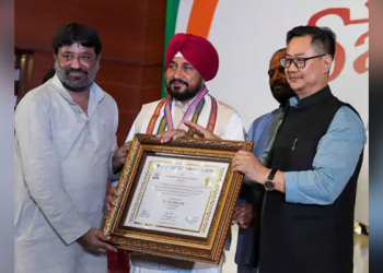 Jalandhar ਤੋਂ MP ਚਰਨਜੀਤ ਚੰਨੀ ਨੂੰ ਸੰਸਦ ਰਤਨ ਨਾਲ ਕੀਤਾ ਗਿਆ ਸਨਮਾਨਿਤ