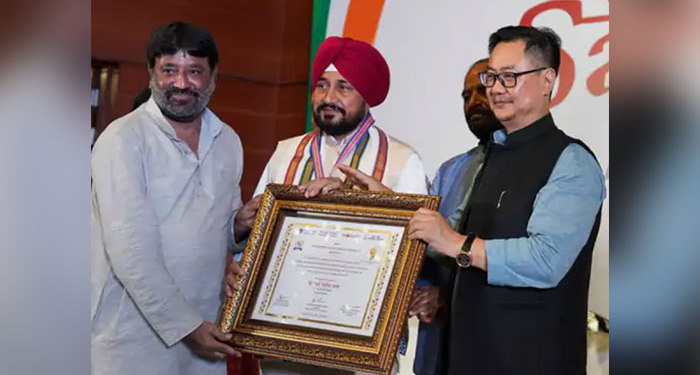 Jalandhar ਤੋਂ MP ਚਰਨਜੀਤ ਚੰਨੀ ਨੂੰ ਸੰਸਦ ਰਤਨ ਨਾਲ ਕੀਤਾ ਗਿਆ ਸਨਮਾਨਿਤ