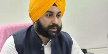 Punjab: ਪੰਜਾਬ ਦੇ ਸਕੂਲਾਂ ਵਿੱਚ ਔਨਲਾਈਨ ਟਰੈਕਰ ਸਿਸਟਮ ਸ਼ੁਰੂ: ਮਾਪਿਆਂ ਨੂੰ ਬੱਚਿਆਂ ਦੀ ਗੈਰਹਾਜ਼ਰੀ ‘ਤੇ ਮਿਲੇਗਾ ਮੈਸੇਜ Punjab: ਪੰਜਾਬ ਦੇ ਸਕੂਲਾਂ ਵਿੱਚ ਔਨਲਾਈਨ ਟਰੈਕਰ ਸਿਸਟਮ ਸ਼ੁਰੂ: ਮਾਪਿਆਂ ਨੂੰ ਬੱਚਿਆਂ ਦੀ ਗੈਰਹਾਜ਼ਰੀ ‘ਤੇ ਮਿਲੇਗਾ ਮੈਸੇਜ