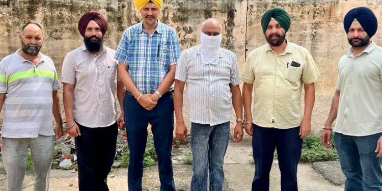 Punjab News: ਭ੍ਰਿਸ਼ਟਾਚਾਰ ਵਿਰੁੱਧ ਜ਼ੀਰੋ ਸਹਿਣਸ਼ੀਲਤਾ; 13000 ਰੁਪਏ ਰਿਸ਼ਵਤ ਲੈਂਦਾ ਬਲਾਕ ਅਫ਼ਸਰ ਰੰਗੇ ਹੱਥੀਂ ਕਾਬੂ Punjab News: ਭ੍ਰਿਸ਼ਟਾਚਾਰ ਵਿਰੁੱਧ ਜ਼ੀਰੋ ਸਹਿਣਸ਼ੀਲਤਾ; 13000 ਰੁਪਏ ਰਿਸ਼ਵਤ ਲੈਂਦਾ ਬਲਾਕ ਅਫ਼ਸਰ ਰੰਗੇ ਹੱਥੀਂ ਕਾਬੂ