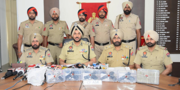 ਅੰਤਰਰਾਸ਼ਟਰੀ ਨਾਰਕੋ-ਆਰਮਜ਼ ਨੈੱਟਵਰਕ ਨੂੰ ਕਰਾਰਾ ਝਟਕਾ; Amritsar ਵਿੱਚ 1.15 ਕਿਲੋਗ੍ਰਾਮ ਹੈਰੋਇਨ, 5 ਆਧੁਨਿਕ ਹਥਿਆਰਾਂ ਅਤੇ 9.7 ਲੱਖ ਰੁਪਏ ਦੀ ਡਰੱਗ ਮਨੀ ਸਮੇਤ ਨੌਂ ਕਾਬੂ ਅੰਤਰਰਾਸ਼ਟਰੀ ਨਾਰਕੋ-ਆਰਮਜ਼ ਨੈੱਟਵਰਕ ਨੂੰ ਕਰਾਰਾ ਝਟਕਾ; Amritsar ਵਿੱਚ 1.15 ਕਿਲੋਗ੍ਰਾਮ ਹੈਰੋਇਨ, 5 ਆਧੁਨਿਕ ਹਥਿਆਰਾਂ ਅਤੇ 9.7 ਲੱਖ ਰੁਪਏ ਦੀ ਡਰੱਗ ਮਨੀ ਸਮੇਤ ਨੌਂ ਕਾਬੂ