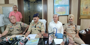 Punjab Police ਨੂੰ ਵੱਡੀ ਸਫਲਤਾ, ਕੱਪੜਾ ਵਪਾਰੀ ਦੇ ਕਤਲ ਵਿਚ ਸ਼ਾਮਿਲ ਦੋ ਦੋਸ਼ੀ ਗ੍ਰਿਫਤਾਰ-ਅਰਪਿਤ ਸ਼ੁਕਲਾ Punjab Police ਨੂੰ ਵੱਡੀ ਸਫਲਤਾ, ਕੱਪੜਾ ਵਪਾਰੀ ਦੇ ਕਤਲ ਵਿਚ ਸ਼ਾਮਿਲ ਦੋ ਦੋਸ਼ੀ ਗ੍ਰਿਫਤਾਰ-ਅਰਪਿਤ ਸ਼ੁਕਲਾ