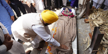 PUNJAB: ਮੁੱਖ ਮੰਤਰੀ ਨੇ ਹਜ਼ਾਰਾਂ ਹੋਰ ਲੋਕਾਂ ਨਾਲ ਮਿਲ ਕੇ ਮੈਰਾਥਨ ਦੌੜਾਕ ਫੌਜਾ ਸਿੰਘ ਨੂੰ ਦਿੱਤੀ ਅੰਤਿਮ ਵਿਦਾਈ