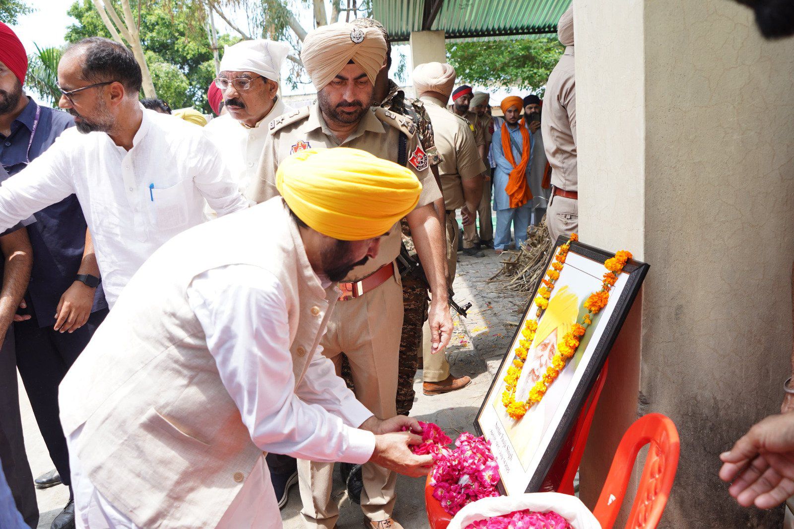 PUNJAB: ਮੁੱਖ ਮੰਤਰੀ ਨੇ ਹਜ਼ਾਰਾਂ ਹੋਰ ਲੋਕਾਂ ਨਾਲ ਮਿਲ ਕੇ ਮੈਰਾਥਨ ਦੌੜਾਕ ਫੌਜਾ ਸਿੰਘ ਨੂੰ ਦਿੱਤੀ ਅੰਤਿਮ ਵਿਦਾਈ