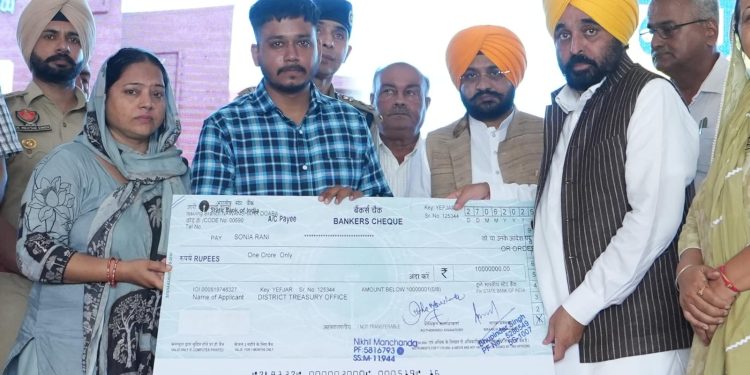 PUNJAB: ਮੁੱਖ ਮੰਤਰੀ ਨੇ ਸ਼ਹੀਦ ਏ.ਐਸ.ਆਈ. ਧਨਵੰਤ ਸਿੰਘ ਦੇ ਪਰਿਵਾਰਕ ਮੈਂਬਰਾਂ ਨੂੰ ਇਕ ਕਰੋੜ ਰੁਪਏ ਦਾ ਚੈੱਕ ਸੌਂਪਿਆ PUNJAB: ਮੁੱਖ ਮੰਤਰੀ ਨੇ ਸ਼ਹੀਦ ਏ.ਐਸ.ਆਈ. ਧਨਵੰਤ ਸਿੰਘ ਦੇ ਪਰਿਵਾਰਕ ਮੈਂਬਰਾਂ ਨੂੰ ਇਕ ਕਰੋੜ ਰੁਪਏ ਦਾ ਚੈੱਕ ਸੌਂਪਿਆ