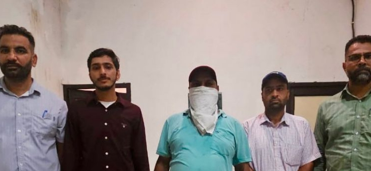 12000 ਰੁਪਏ ਰਿਸ਼ਵਤ ਲੈਂਦਾ ਸਹਾਇਕ Sub-Inspector Vigilance Bureau ਵੱਲੋਂ ਕਾਬੂ 12000 ਰੁਪਏ ਰਿਸ਼ਵਤ ਲੈਂਦਾ ਸਹਾਇਕ Sub-Inspector Vigilance Bureau ਵੱਲੋਂ ਕਾਬੂ