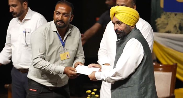 CM Mann ਨੇ ਜੰਗਲਾਤ ਵਿਭਾਗ ਦੇ 942 ਕਰਮਚਾਰੀਆਂ ਨੂੰ ਸੌਂਪੇ ਨਿਯੁਕਤੀ ਪੱਤਰ