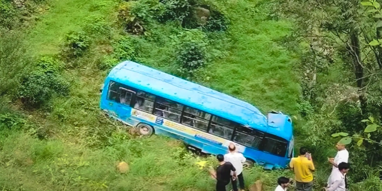 Himachal ‘ਚ ਵੱਡਾ ਹਾਦਸਾ: ਡੂੰਘੀ ਖੱਡ ‘ਚ ਡਿੱਗੀ ਸਵਾਰੀਆਂ ਨਾਲ ਭਰੀ ਬੱਸ