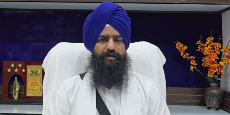 ਜਥੇਦਾਰ ਗਿਆਨੀ ਕੁਲਦੀਪ ਸਿੰਘ ਗੜਗੱਜ ਨੇ ਰਾਮ ਰਹੀਮ ਨੂੰ ਵਾਰ-ਵਾਰ ਪੈਰੋਲ ਦੇਣ ’ਤੇ ਚੁੱਕੇ ਸਵਾਲ ਜਥੇਦਾਰ ਗਿਆਨੀ ਕੁਲਦੀਪ ਸਿੰਘ ਗੜਗੱਜ ਨੇ ਰਾਮ ਰਹੀਮ ਨੂੰ ਵਾਰ-ਵਾਰ ਪੈਰੋਲ ਦੇਣ ’ਤੇ ਚੁੱਕੇ ਸਵਾਲ