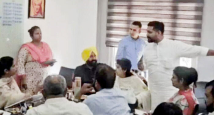 Political News: ਲੁਧਿਆਣਾ ਵਿੱਚ ਭਾਜਪਾ ਕੌਂਸਲਰਾਂ ‘ਤੇ FIR ਦਰਜ, ਪੜ੍ਹੋ ਕੀ ਹੈ ਮਾਮਲਾ Political News: ਲੁਧਿਆਣਾ ਵਿੱਚ ਭਾਜਪਾ ਕੌਂਸਲਰਾਂ ‘ਤੇ FIR ਦਰਜ, ਪੜ੍ਹੋ ਕੀ ਹੈ ਮਾਮਲਾ