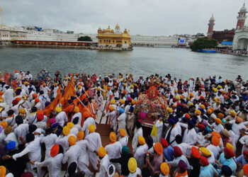 First Prakash Purb: ਪਹਿਲੇ ਪ੍ਰਕਾਸ਼ ਦਿਹਾੜੇ ਮੌਕੇ ਸੱਚਖੰਡ ਸ੍ਰੀ ਹਰਿਮੰਦਰ ਸਾਹਿਬ ਵਿਖੇ ਵੱਡੀ ਗਿਣਤੀ ‘ਚ ਸੰਗਤਾਂ ਹੋਈਆਂ ਨਤਮਸਤਕ
