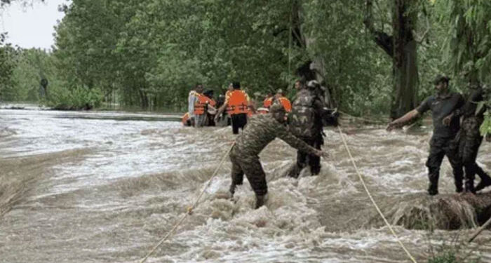 Punjab Flood: ਪੰਜਾਬ ਪੁਲਿਸ, NDRF, SDRF ਅਤੇ ARMY ਨਾਲ ਮਿਲ ਕੇ ਹੜ੍ਹ ਪ੍ਰਭਾਵਿਤ ਜ਼ਿਲ੍ਹਿਆਂ ਵਿੱਚ ਬਚਾਅ ਕਾਰਜਾਂ ‘ਚ ਜੁਟੀ