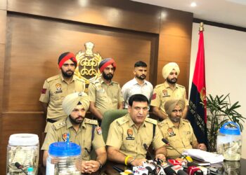 Breaking News: ਜ਼ਮੀਨੀ ਧੋਖਾਧੜੀ ਕਰਨ ਵਾਲੇ ਗੈਂਗ ਦਾ ਪਰਦਾਫਾਸ਼, 5 ਦੋਸ਼ੀ ਗ੍ਰਿਫਤਾਰ, 32.50 ਲੱਖ ਰੁਪਏ ਤੇ 05 ਗੱਡੀਆਂ ਬਰਾਮਦ